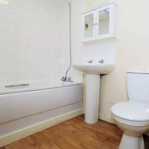 Alan Bullock Close 2 bed flat bathroom