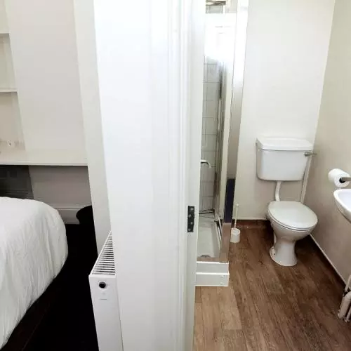 Walton Street 140 bedroom and bathroom